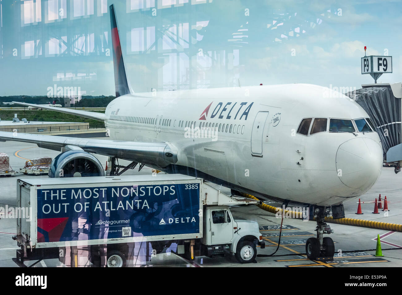 Delta Airlines passenger jet and service truck at Atlanta Stock Photo Alamy