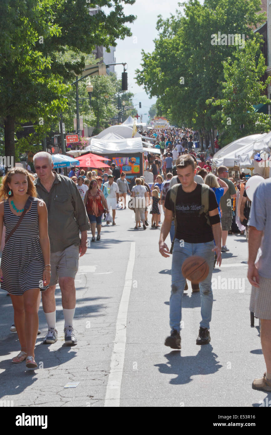 Asheville, North Carolina, USA - July 26, 2013: A crowd of people shop and  enjoy music at the last Bele Chere street festival Stock Photo - Alamy