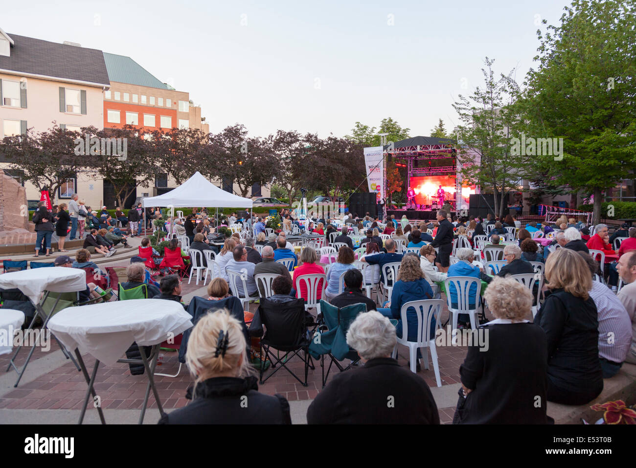 People seated watching a band performing in 'Civic Square' at the 'Sound of Music Festival' at Spencer Smith Park in Burlington, Stock Photo