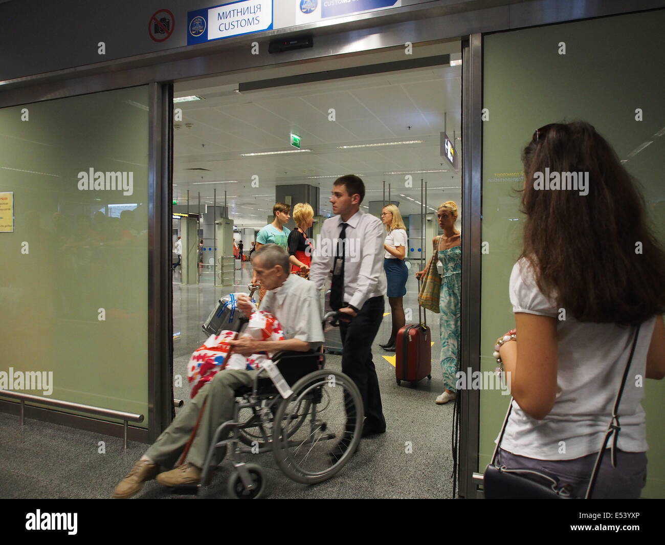 July 19, 2014 - Girl meets arriving passengers at the international terminal Boryspil airport, Kiev, Ukraine © Igor Golovniov/ZUMA Wire/Alamy Live News Stock Photo