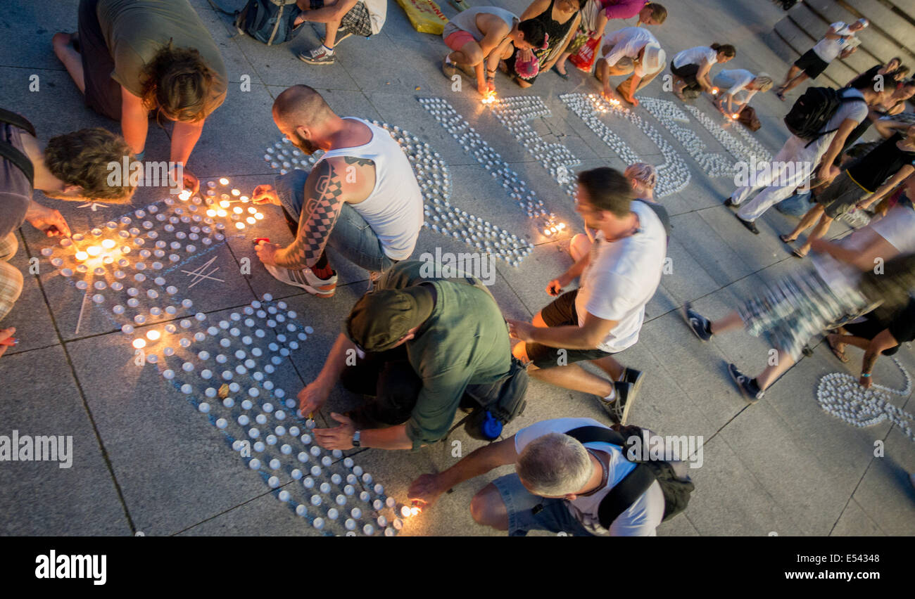 Berlin, Germany. 19th July, 2014. Peace activists light candles during the 1st nationwide solemn vigil for peace in Berlin, Germany, 19 July 2014. Several houndred participants took part in a demonstration against the numerous conflicts in the world and in advocacy for peace. Photo: Kay Nietfeld/dpa/Alamy Live News Stock Photo
