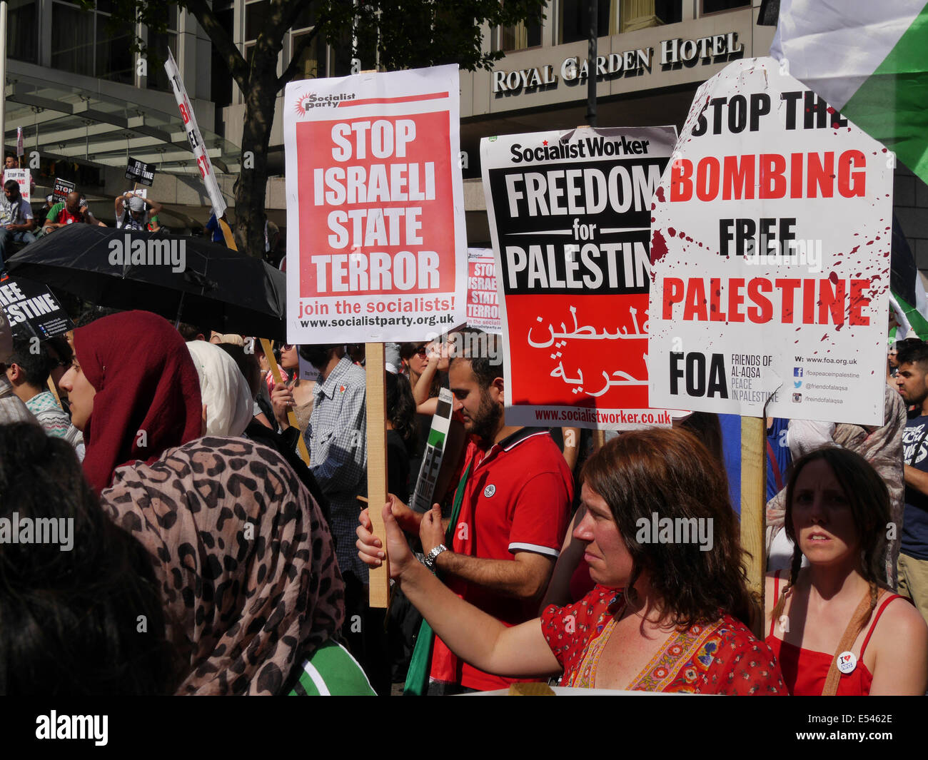 Thousands of pro-Palestinian protesters gather opposite the Israeli Embassy in London.  July 2014 Stock Photo