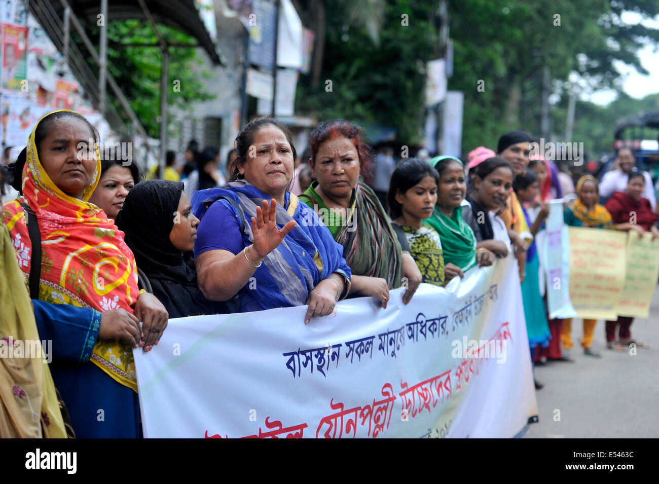 Dhaka, Bangladesh. 20th July, 2014. Sex workers form human chain in front  of Press Club in Dhaka during their protest. More than 750 prostitutes in  Tangail city were forced out from Kandapara