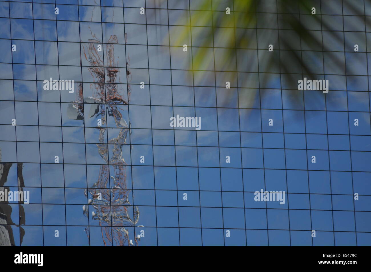 Spiegelfassade von Bürohaus, Salvador da Bahia, Brasilien. Stock Photo