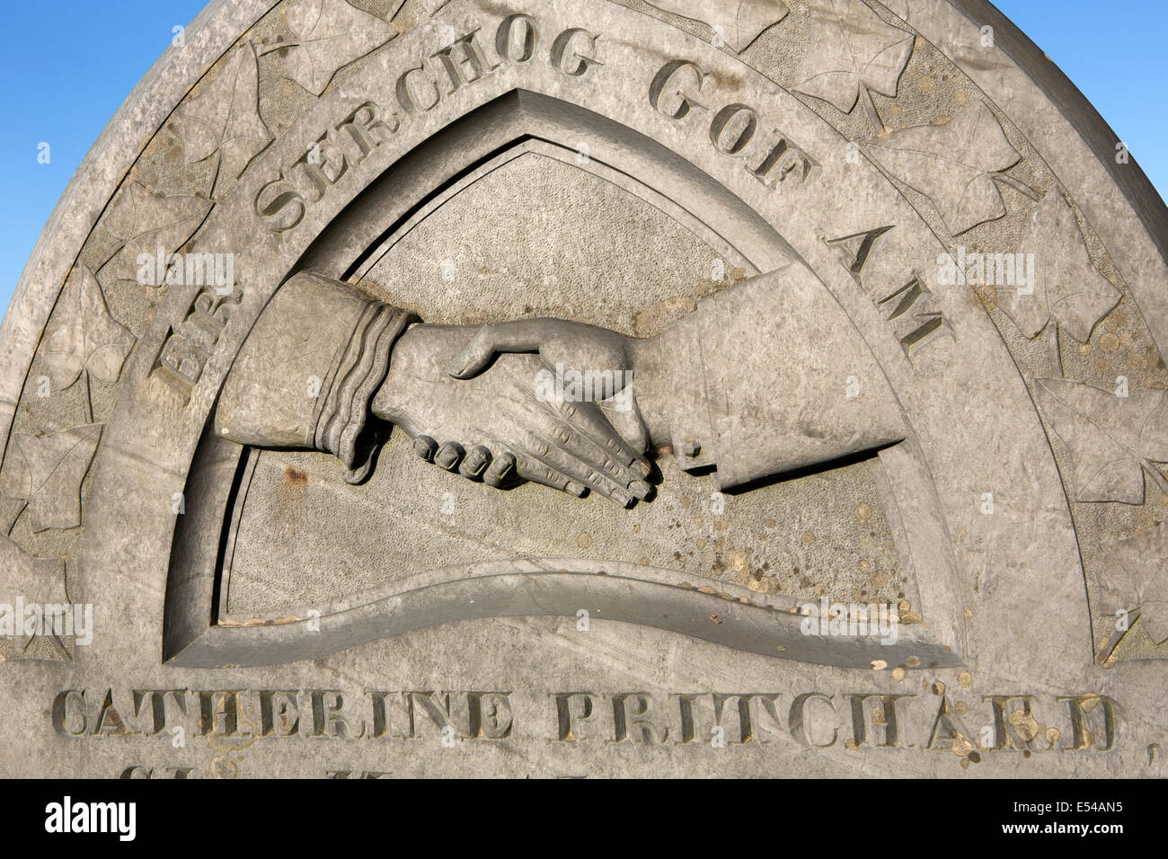 UK, Wales, Gwynedd, Lleyn peninsula, Aberdaron, St Hywyn’s Churchyard, handshake motif on headstone Stock Photo