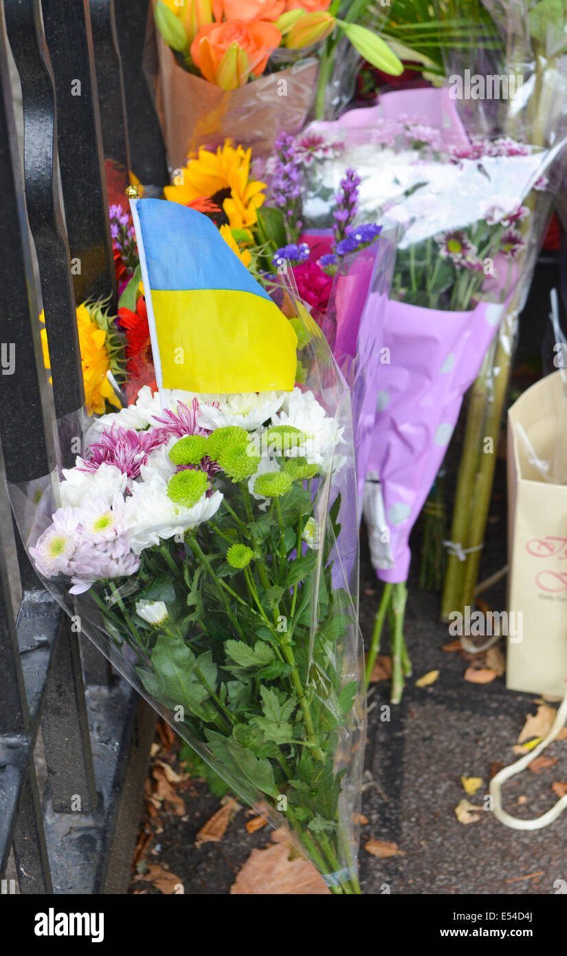 Hyde Park Gate, London, UK. Cards and flowers left outside the gates of the Dutch Embassy in London as a mark of respect for those who died on the plane in Ukraine. A Ukrainian flag has been placed on one bouquet. Credit:  Matthew Chattle/Alamy Live News Stock Photo