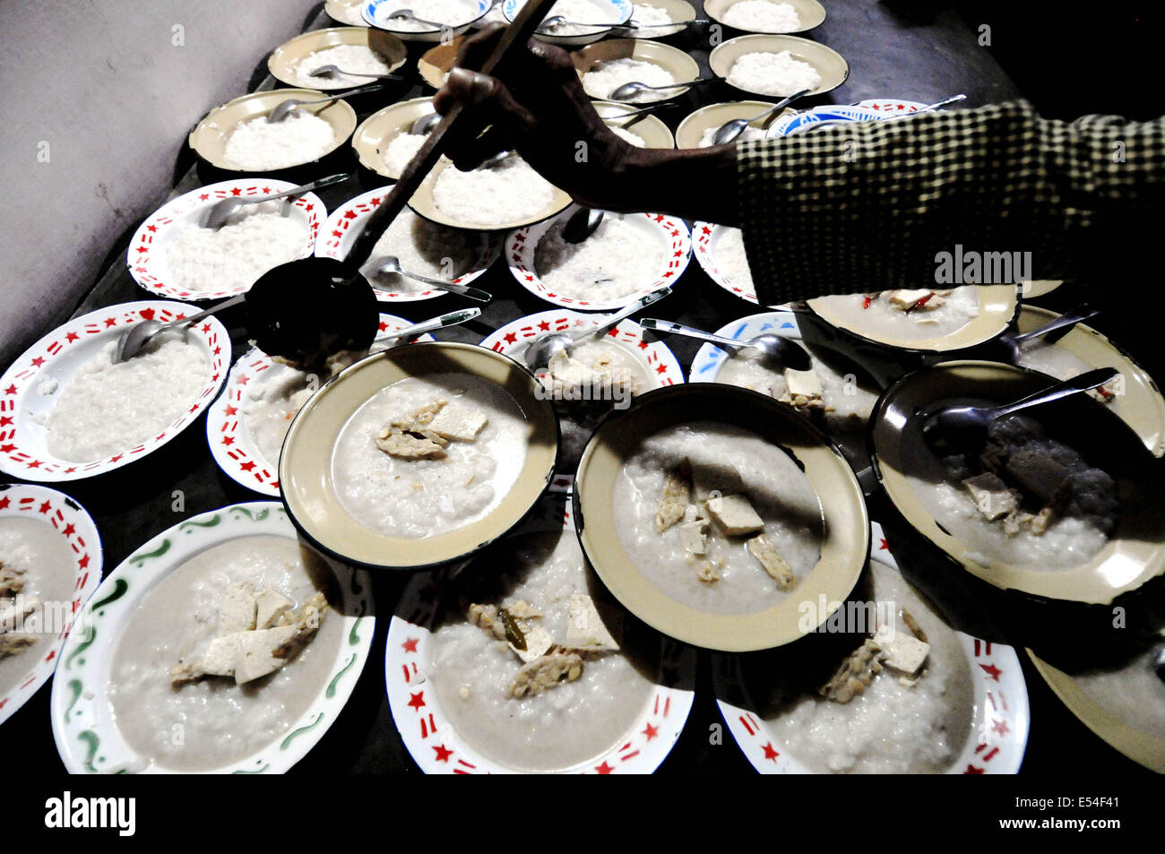 Yogyakarta, Indonesia. 20th July, 2014. Porridge for Iftar are seen at Sabiilurrosyaad Mosque in Yogyakarta, Indonesia, July 20, 2014. Muslims here eat porridge for Iftar during Ramadan month as tradition. Credit:  Oka Hamied/Xinhua/Alamy Live News Stock Photo