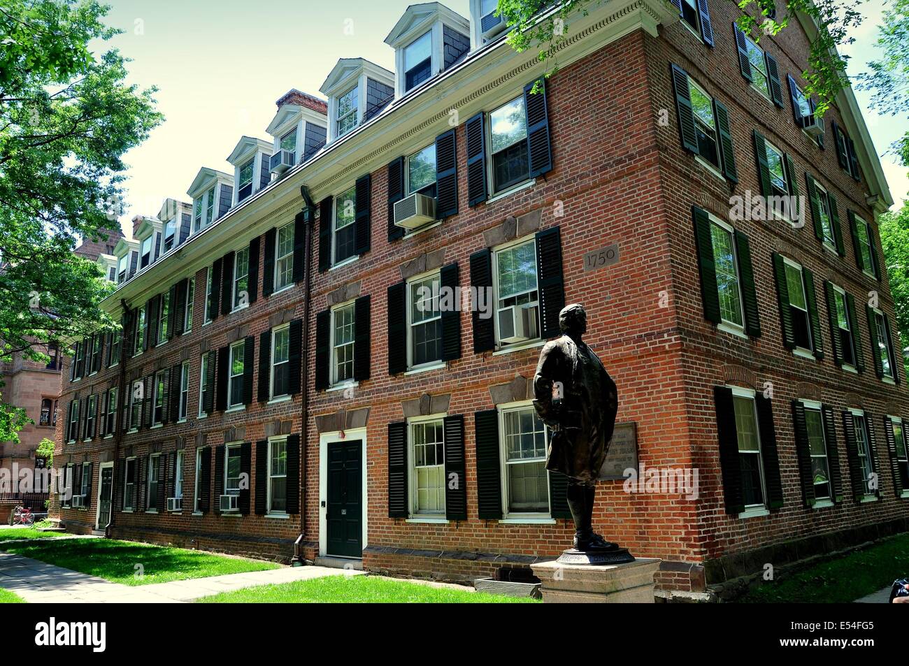 NEW HAVEN, CONNECTICUT Nathan Hale (a Yale Alumnus) Statue and 1750