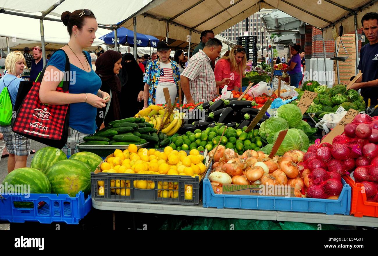 BOSTON, MASSACHUSETTS:  Shoppers at the Haymarket fruit and produce market in Boston's Italian North End district Stock Photo
