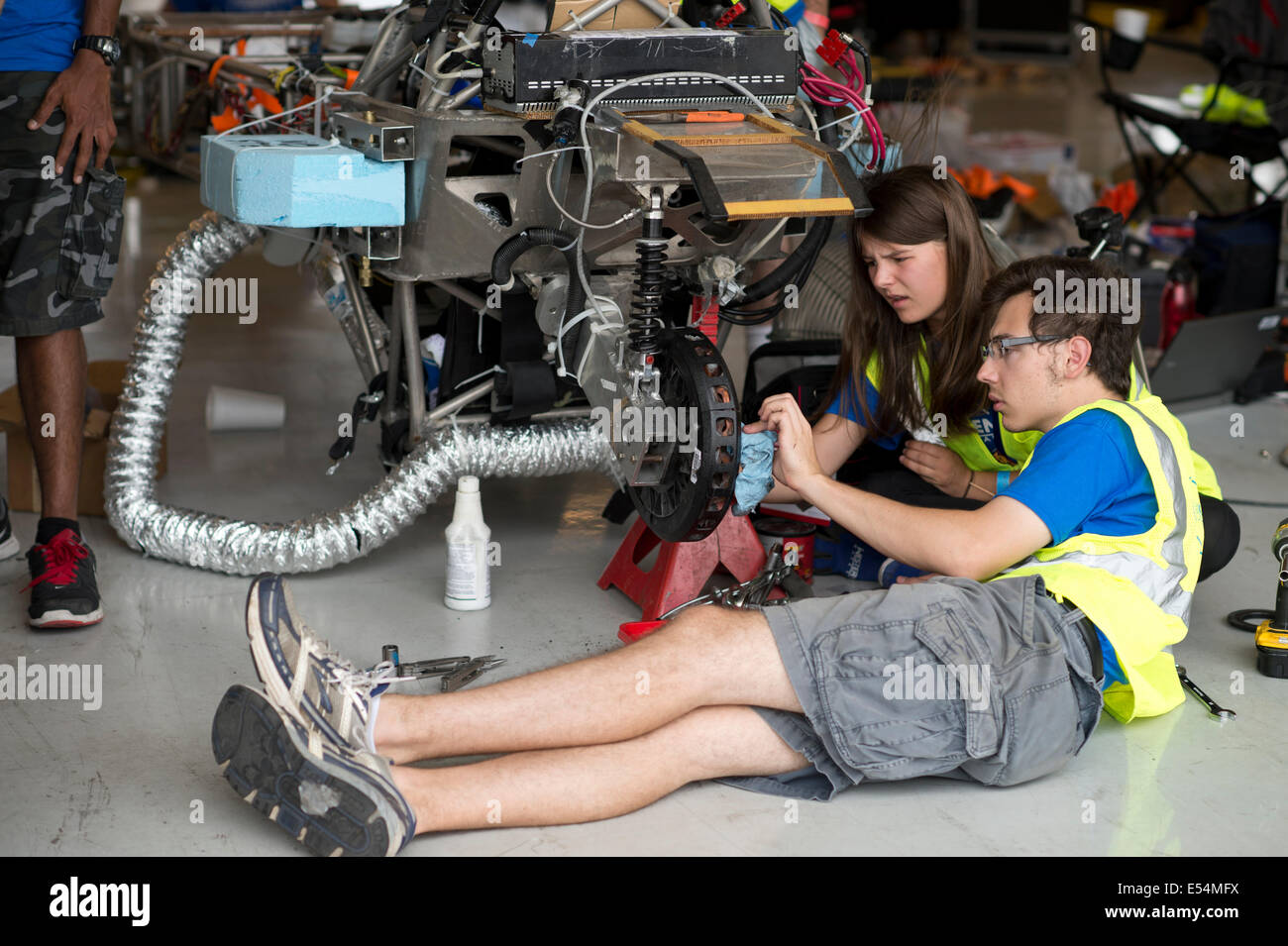 University of Kentucky team members work on their disabled electric motor during qualifying races for the 1,700-mile American So Stock Photo