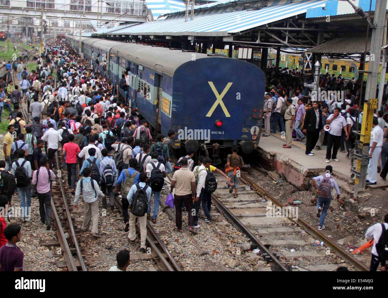 Allahabad, India. 20th July, 2014. The students rush to board in an overcrowded train after taking RRB (Railway Recruitment Board) exam at Allahabad Railway station, in Allahabad. Indian Railways is one of the world's biggest utility employer with more than 1.3 million employees and serves 23 million passengers a day. Credit:  Amar Deep/Pacific Press/Alamy Live News Stock Photo