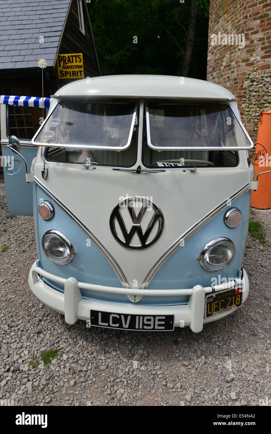 Two tone camper van hi-res stock photography and images - Alamy