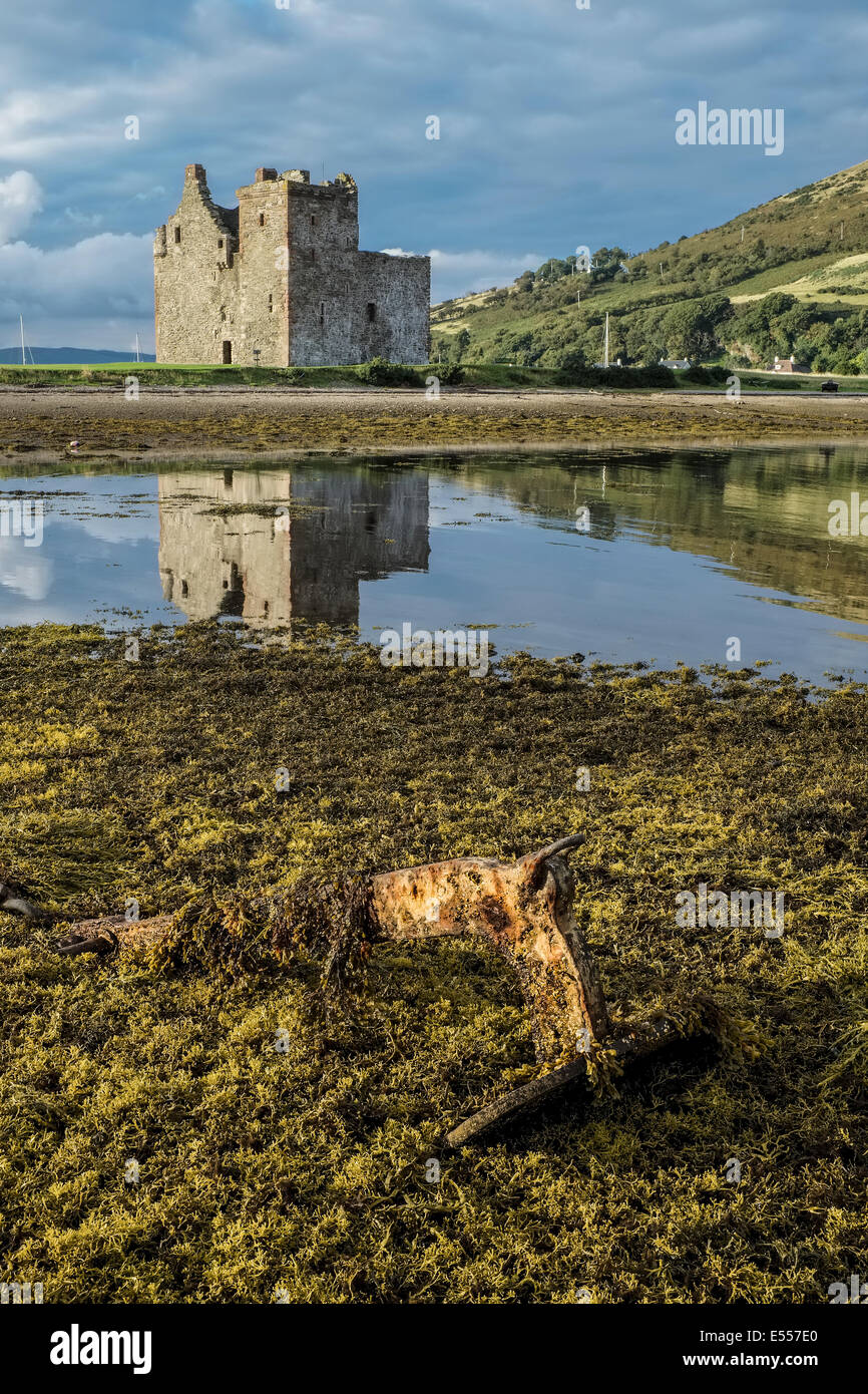 A ships anchor in the seaweed at Lochranza castle. Stock Photo