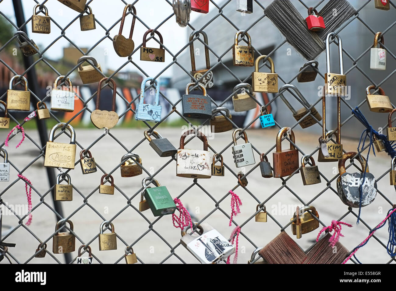Padlocks on fence hires stock photography and images Alamy