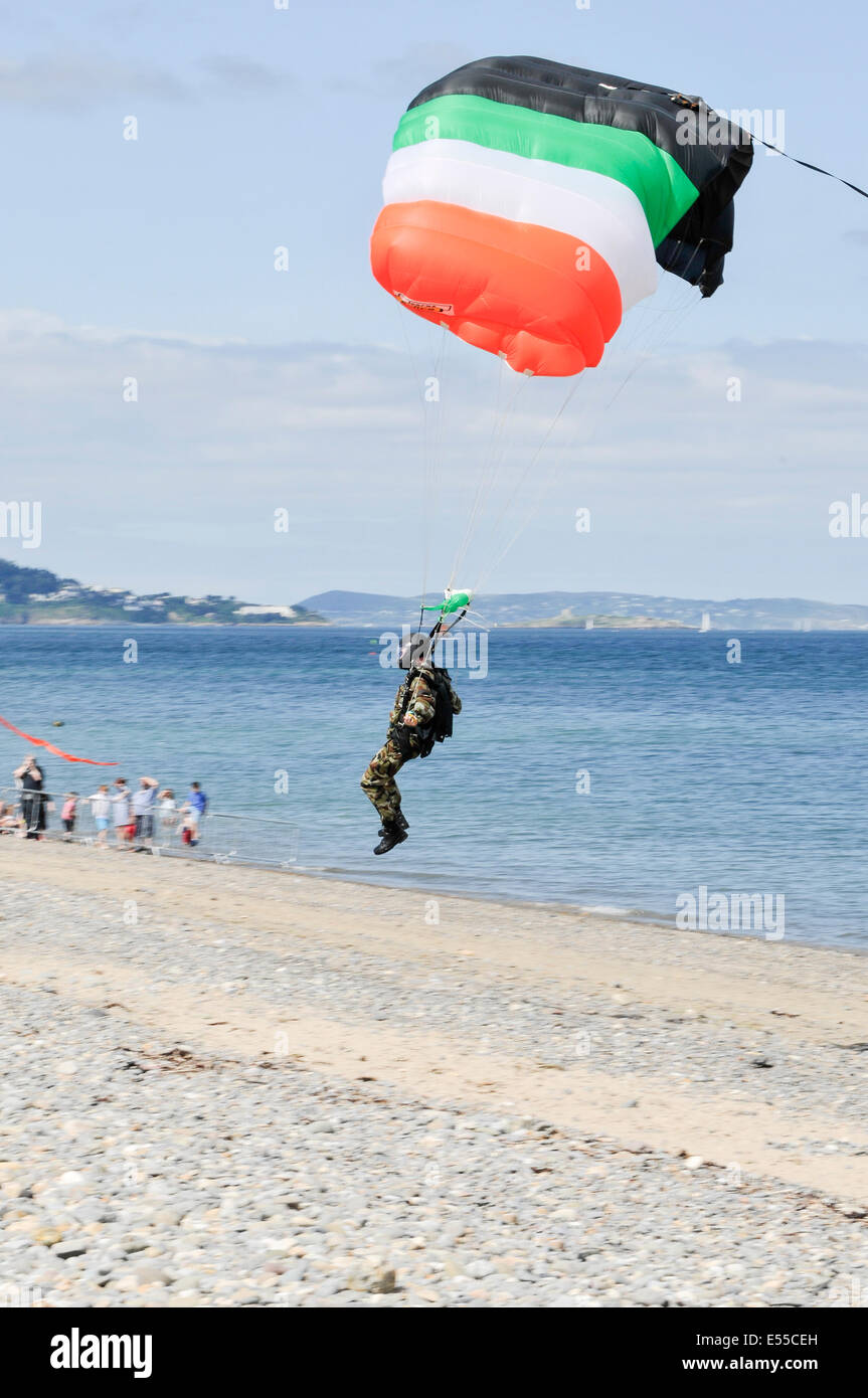 A member of the Black Knights Parachute team (from the Irish Defence Forces) comes in to land Stock Photo