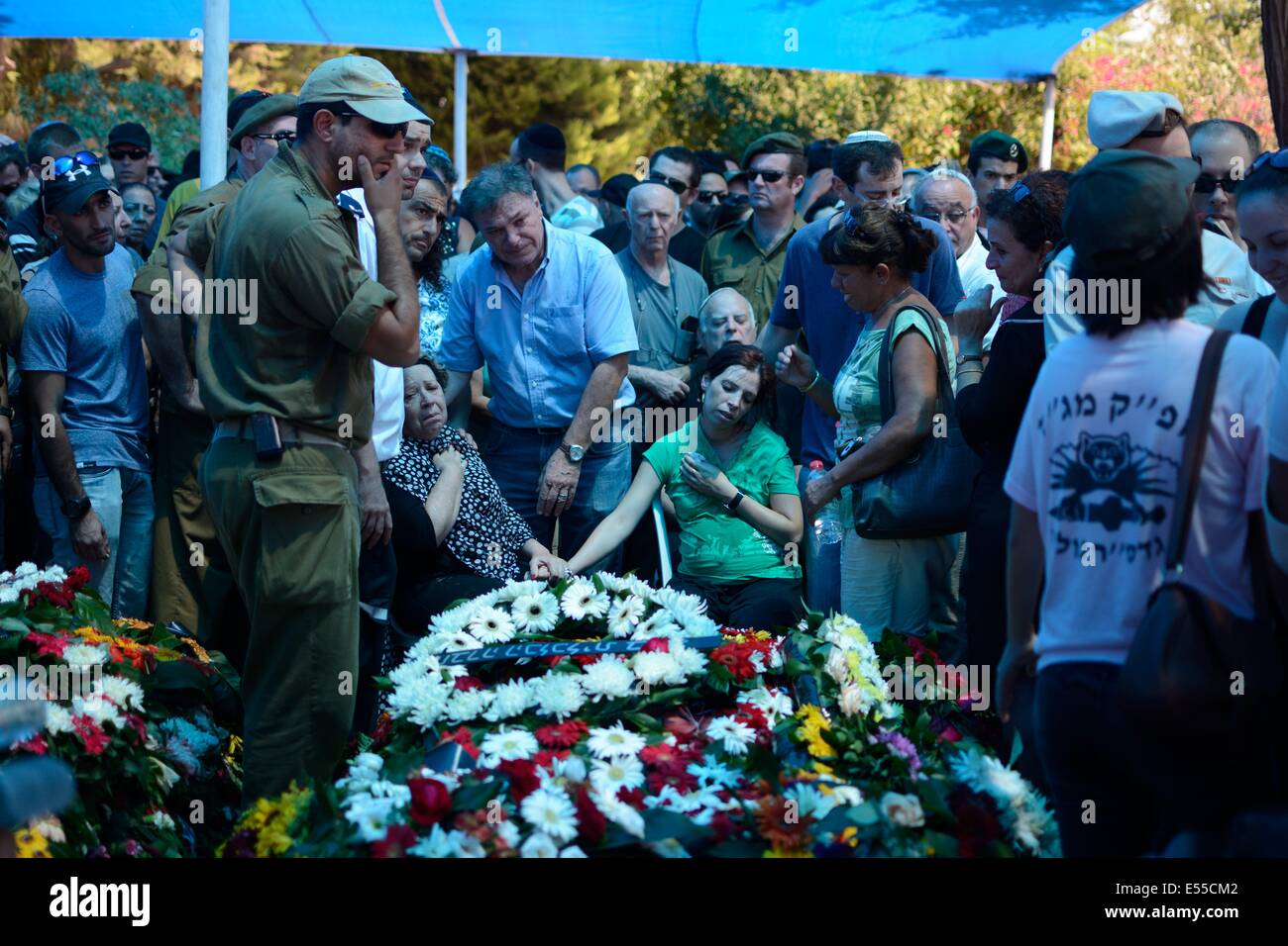 Israel. 21st July, 2014. Funeral of Maj. Tzafrir Bar-Or, 32, a commanding officer in the Golani Brigade, killed in combat in Gaza over the weekend. Holon military cemetery, Israel. Thousands took part in the funerals held Monday for the IDF soldiers who were killed in combat in Gaza over the weekend as Operation Protective Edge continued and expanded in the Strip. Credit:  Laura Chiesa/Pacific Press/Alamy Live News Stock Photo