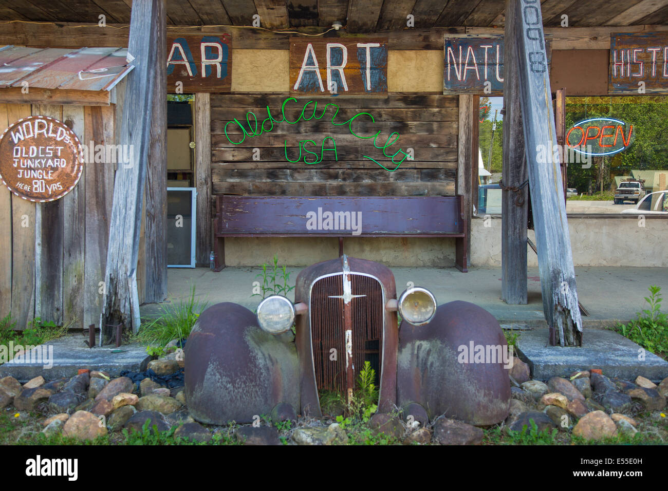 Junk yard with old us cars hi-res stock photography and images - Alamy