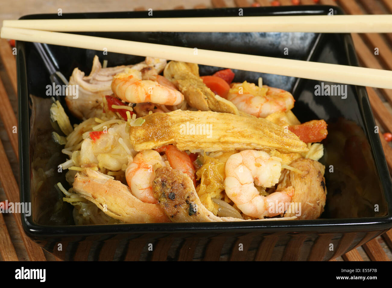 chicken and prawn stir fry with singapore noodles Stock Photo Alamy