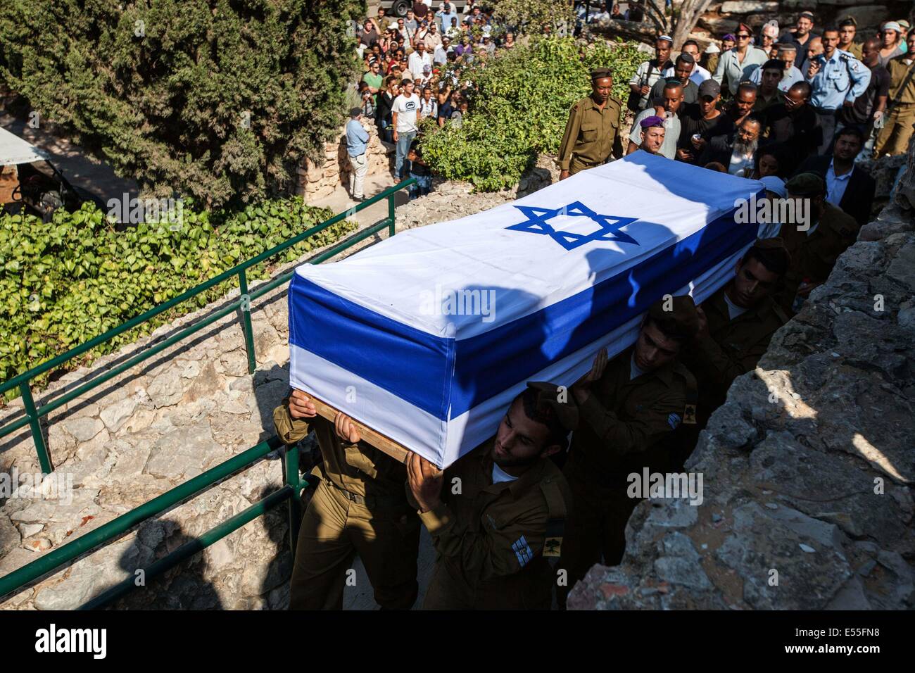 Jerusalem, Israel. 21st July, 2014. The flag wrapped coffin of 20 years old, staff sergeant MOSHE MALAKO is carried by soldiers of the IDF Golani Brigade during his military funeral procession .The funeral of staff sergeant MOSHE MALAKO was held today at the Mount Herzl military cemetery in Jerusalem, Malako was killed when an m-113 APC he was in, was hit by an RPG during fighting with Palestinian militants in the Gaza Strip. Credit:  Omer Messinger/ZUMA Wire/Alamy Live News Stock Photo