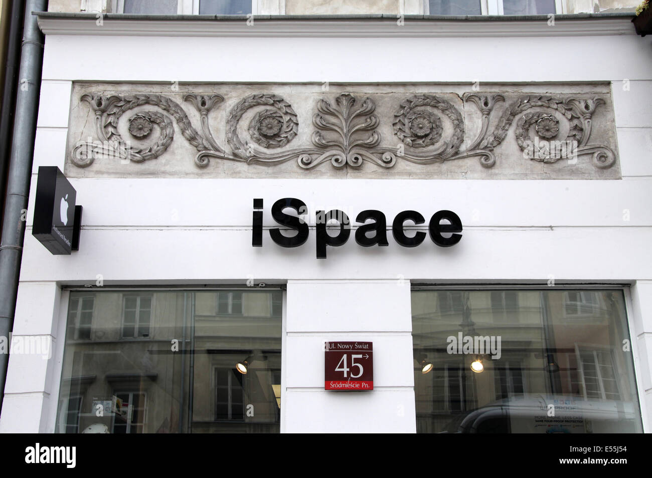 Apple Store on Nowy Swiat in Warsaw Stock Photo Alamy