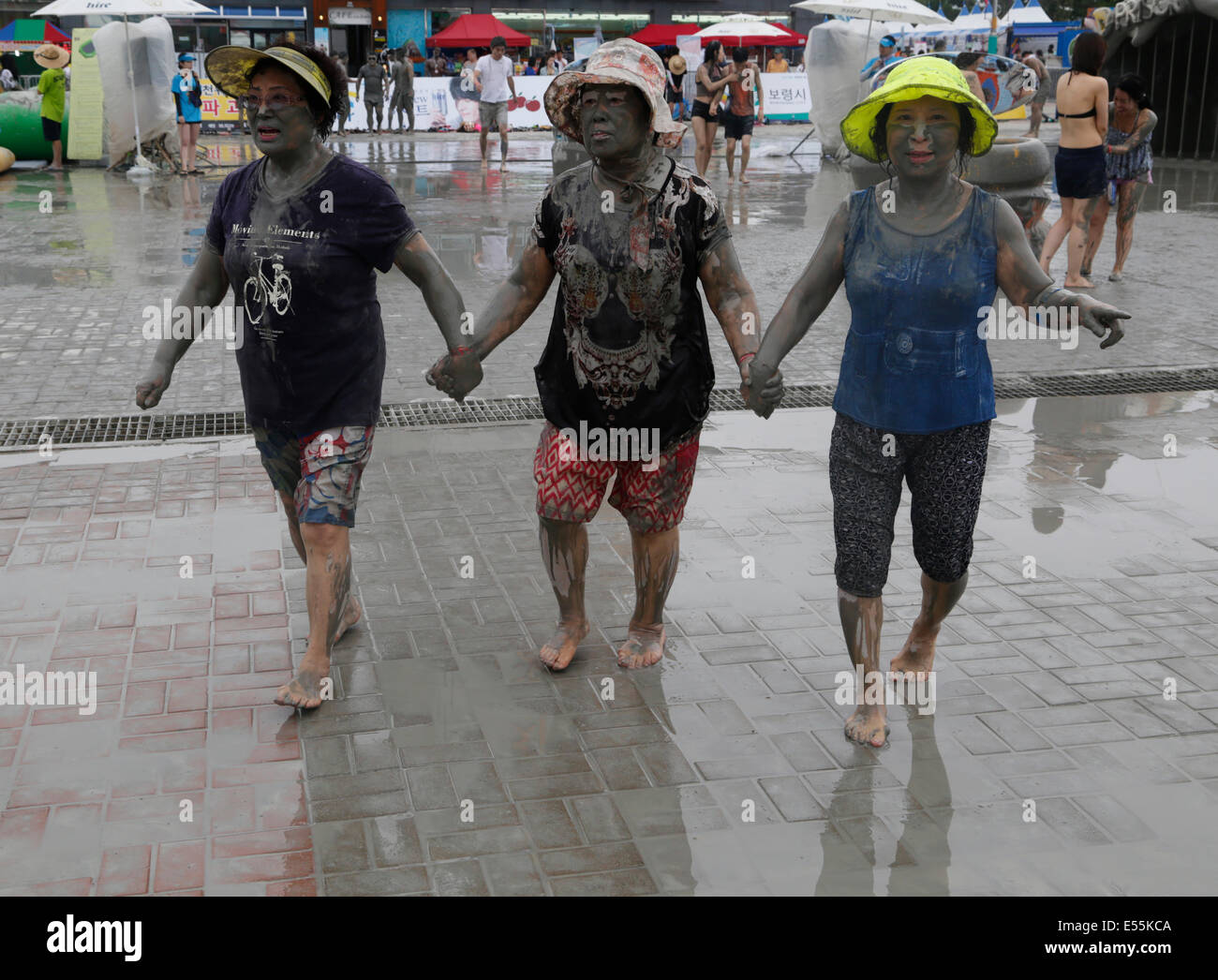 People arrive to play in the mud during the Boryeong Mud Festival, Jul 18, 2014 : People arrive to play in the mud during the Boryeong Mud Festival at Daecheon beach in Boryeong, about 190 km (118 miles) southwest of Seoul, South Korea. The festival organisers said that about 2 to 3 million tourists visit the annual mud festival. © Lee Jae-Won/AFLO/Alamy Live News Stock Photo