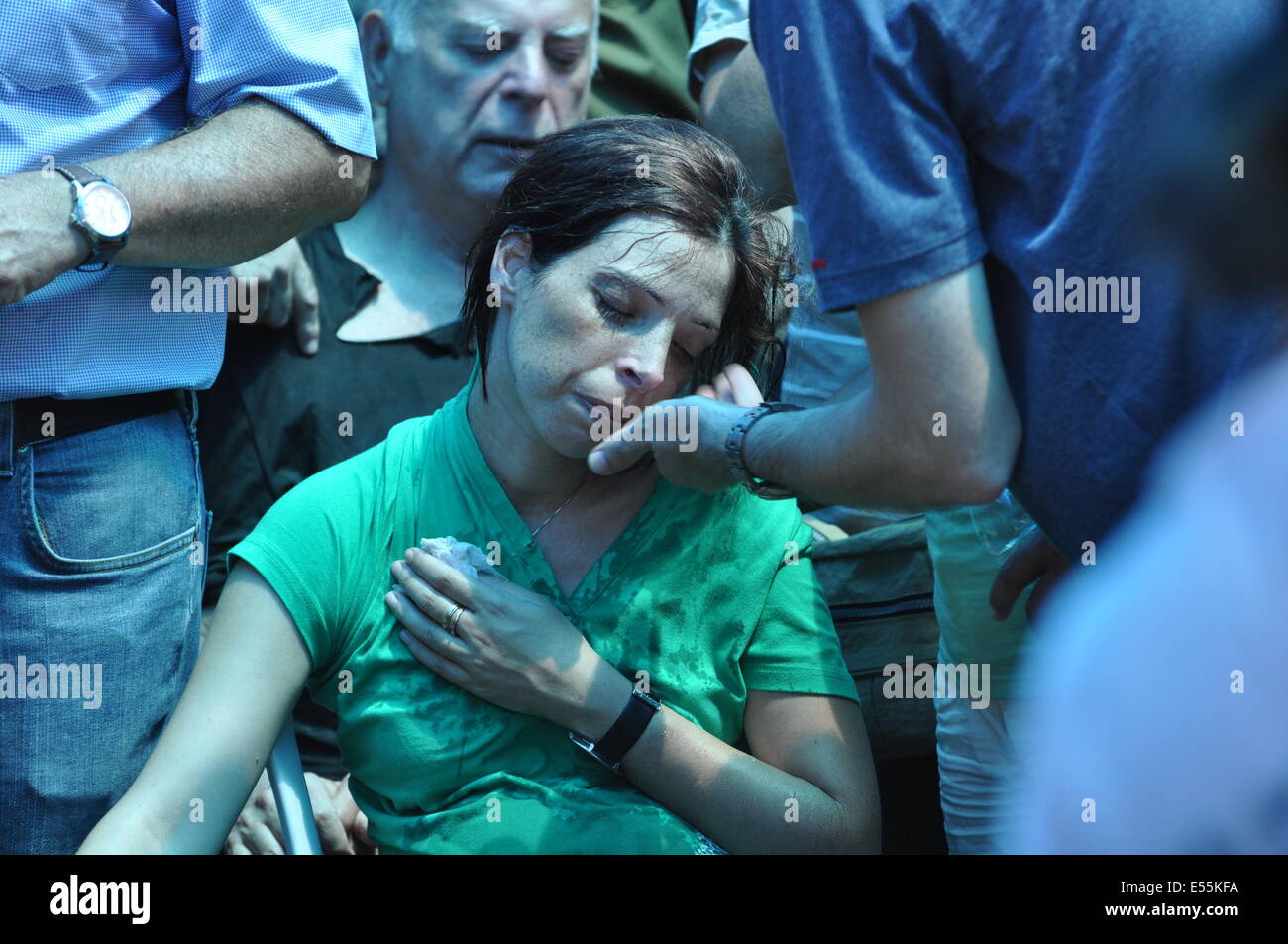 Holon, Israel. 21st July, 2014. Funeral of Maj. Tzafrir Bar-Or, 32, a commanding officer in the Golani Brigade, killed in combat in Gaza over the weekend. Holon military cemetery, Israel. Thousands took part in the funerals held Monday for the IDF soldiers who were killed in combat in Gaza over the weekend as Operation Protective Edge continued and expanded in the Strip. Credit:  Laura Chiesa/Pacific Press/Alamy Live News Stock Photo