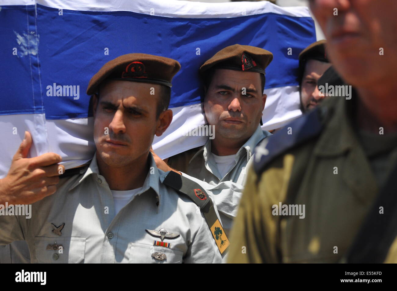 Holon, Israel. 21st July, 2014. Funeral of Maj. Tzafrir Bar-Or, 32, a commanding officer in the Golani Brigade, killed in combat in Gaza over the weekend. Holon military cemetery, Israel. Thousands took part in the funerals held Monday for the IDF soldiers who were killed in combat in Gaza over the weekend as Operation Protective Edge continued and expanded in the Strip. Credit:  Laura Chiesa/Pacific Press/Alamy Live News Stock Photo