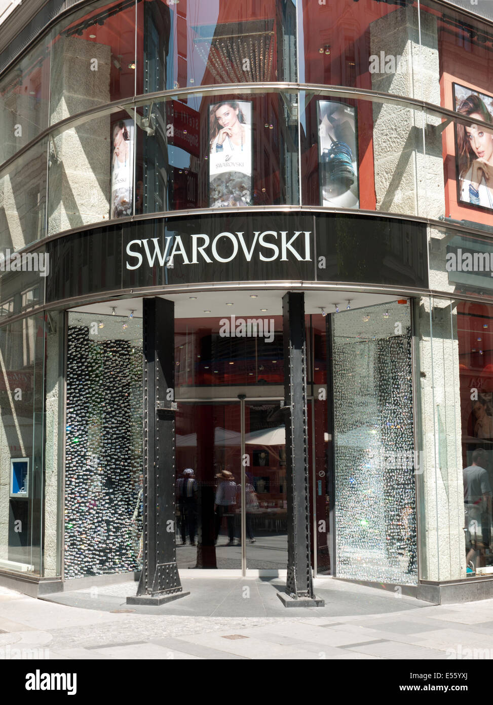 Industrieel Pakistan weefgetouw Swarovski shop in Vienna, Austria Stock Photo - Alamy