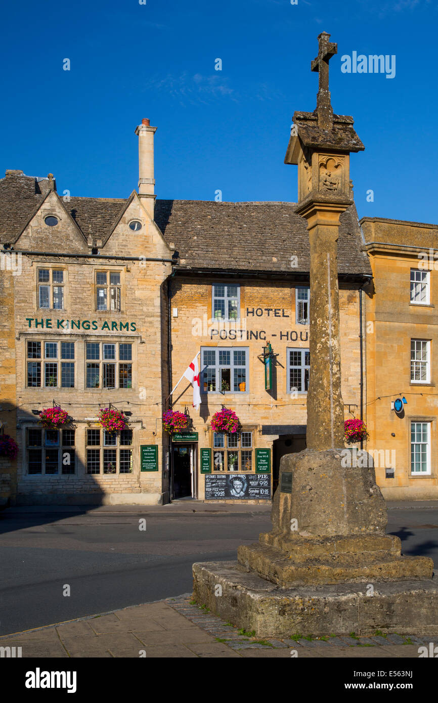 English Civil War Memorial in Market Square with The Kings Arms Pub and Hotel beyond, Stow-On-The-Wold, Gloucestershire, England Stock Photo