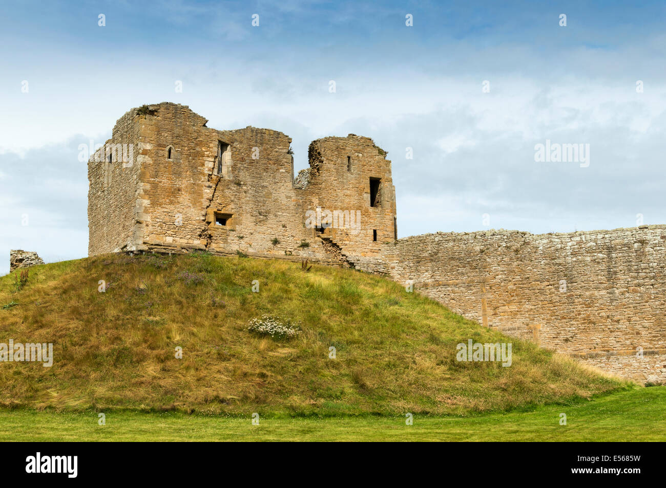 DUFFUS CASTLE AND MOTTE WITH WALL NEAR ELGIN MORAY SCOTLAND Stock Photo