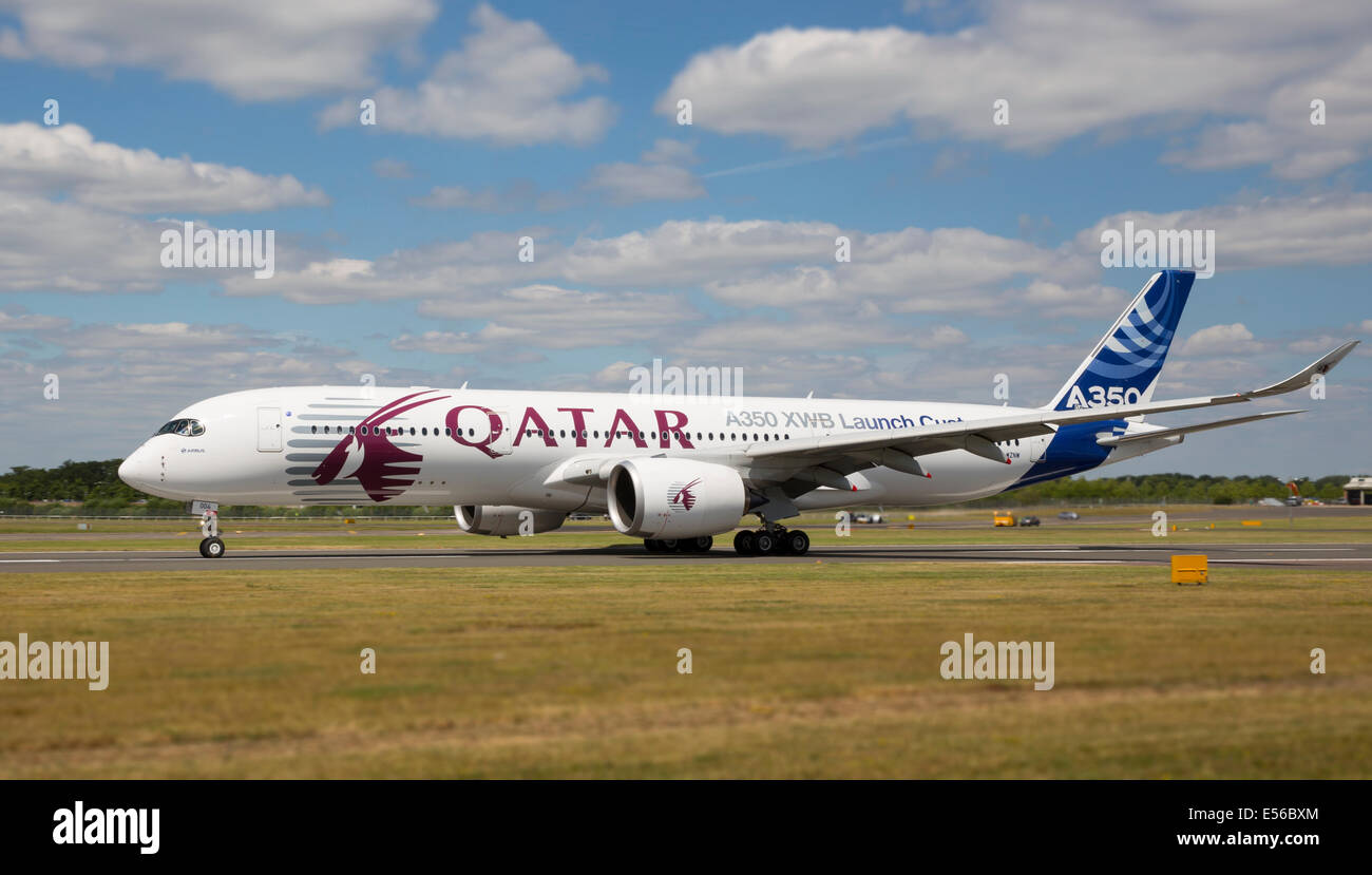 AIRBUS A350 XWB AT FARNBOROUGH AIR SHOW 2014 Qatar Airways Stock Photo