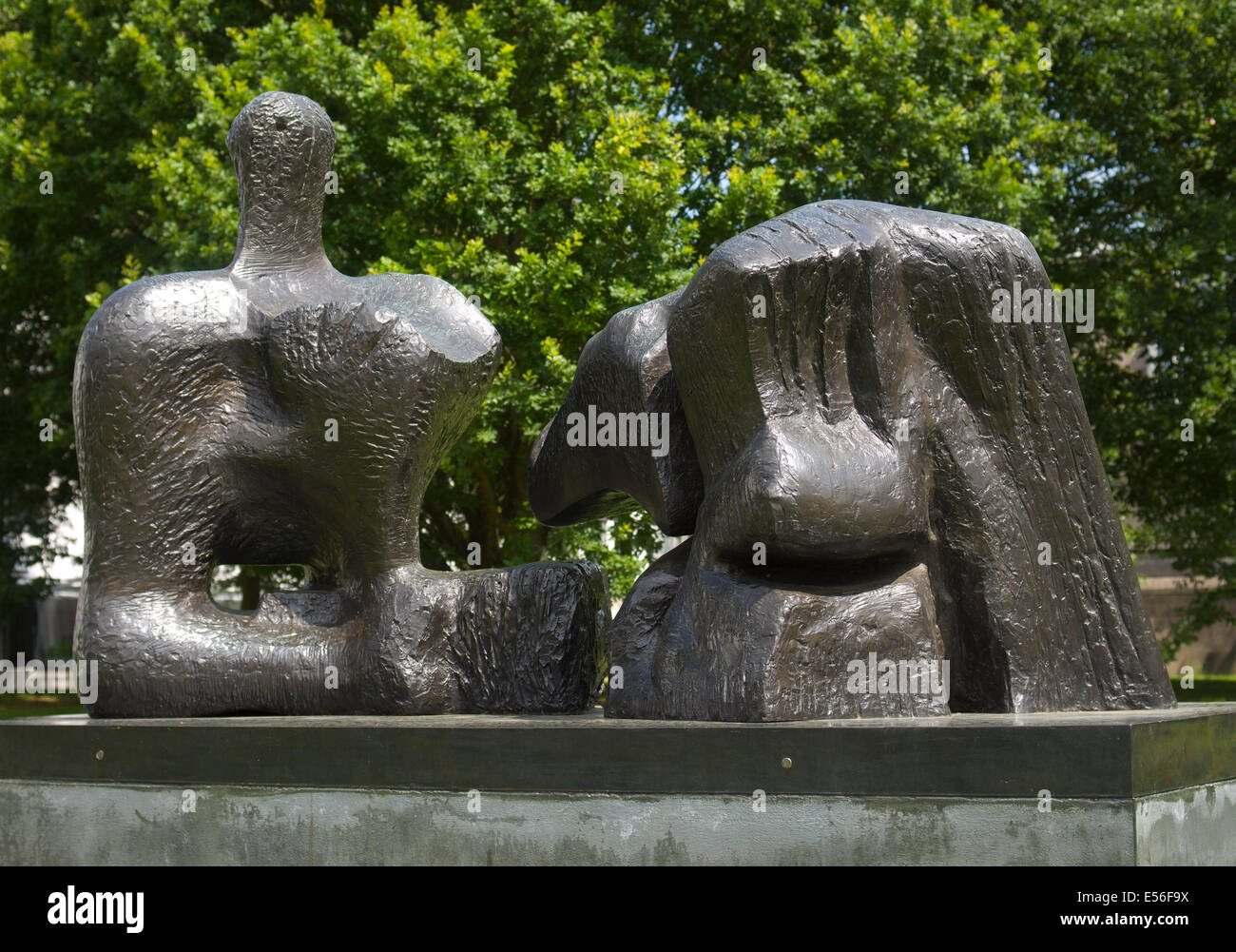 Bronze sculpture 1961 by Henry Moore sited by The Sainsbury Centre Norwich Stock Photo
