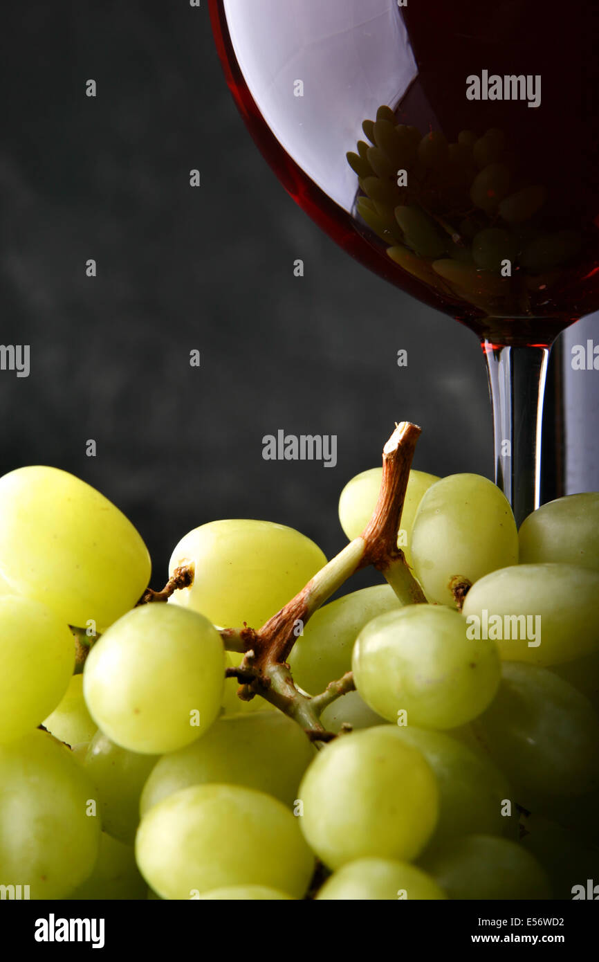 Still-life with bunch of grapes and red wine Stock Photo - Alamy