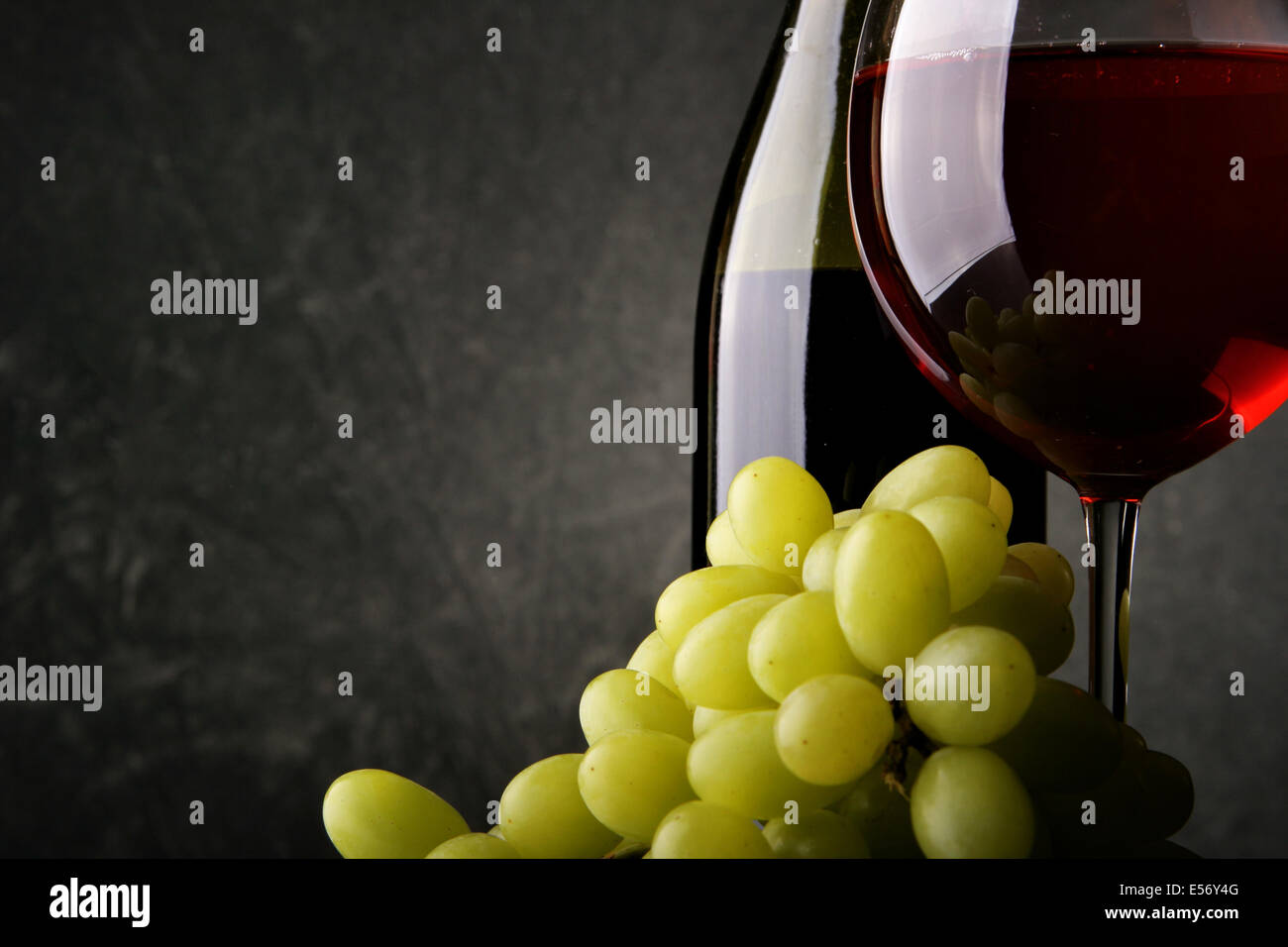 Still-life with bunch of grapes and red wine Stock Photo - Alamy