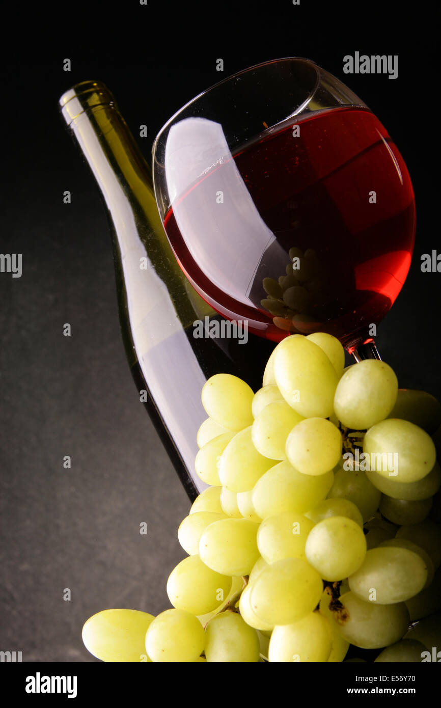 Still-life with bunch of grapes and red wine Stock Photo - Alamy