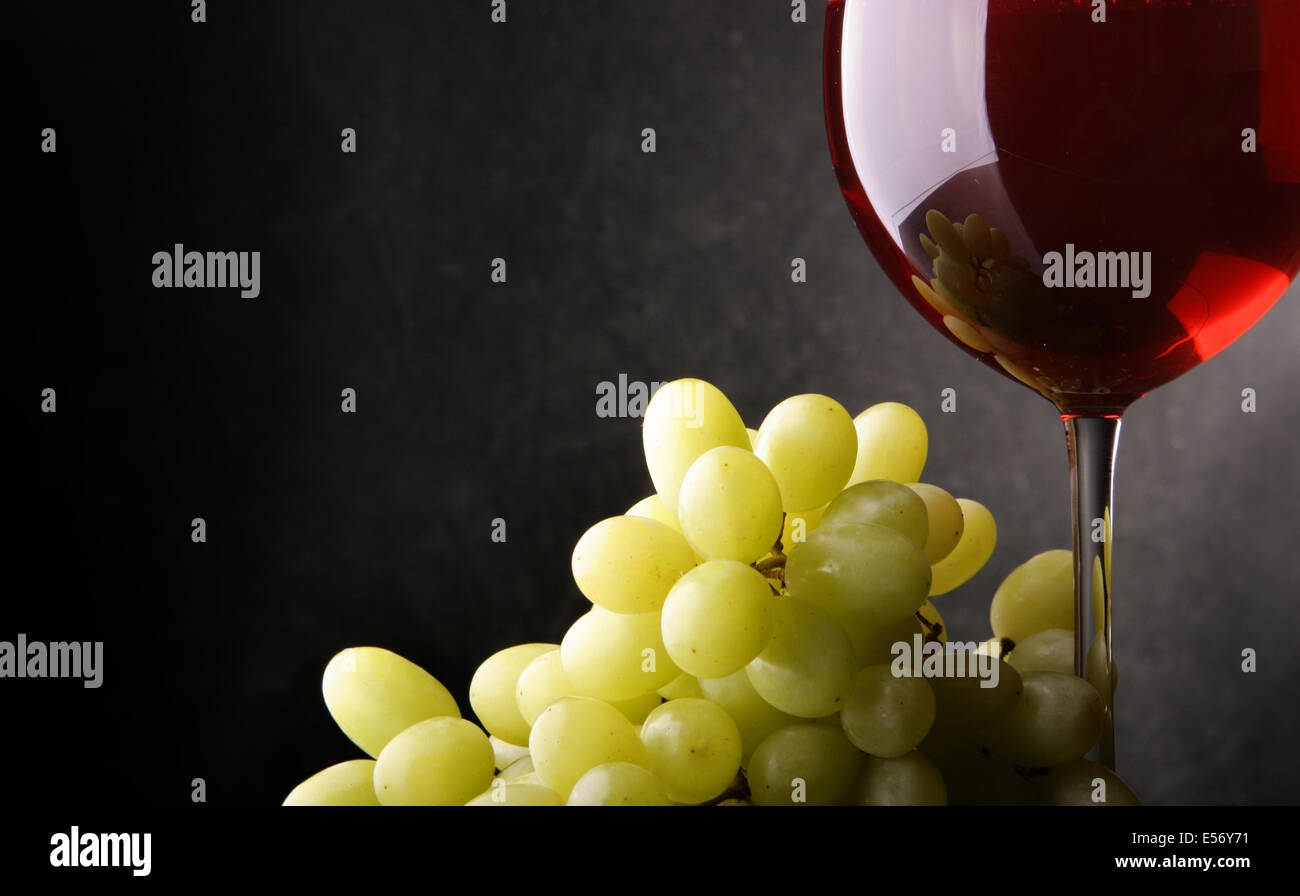 Still-life with bunch of grapes and red wine Stock Photo - Alamy