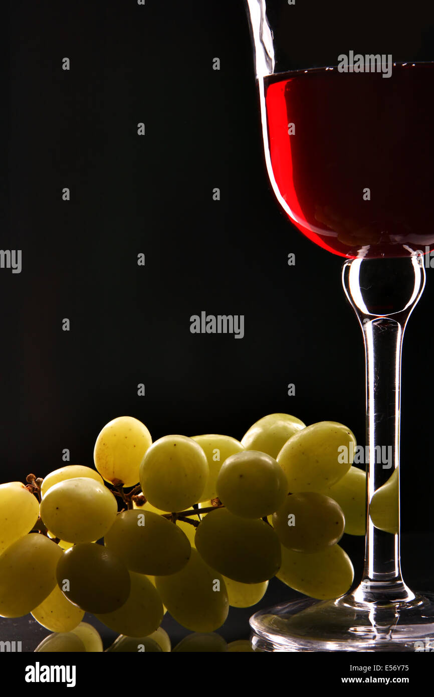Still-life with bunch of grapes and red wine Stock Photo - Alamy