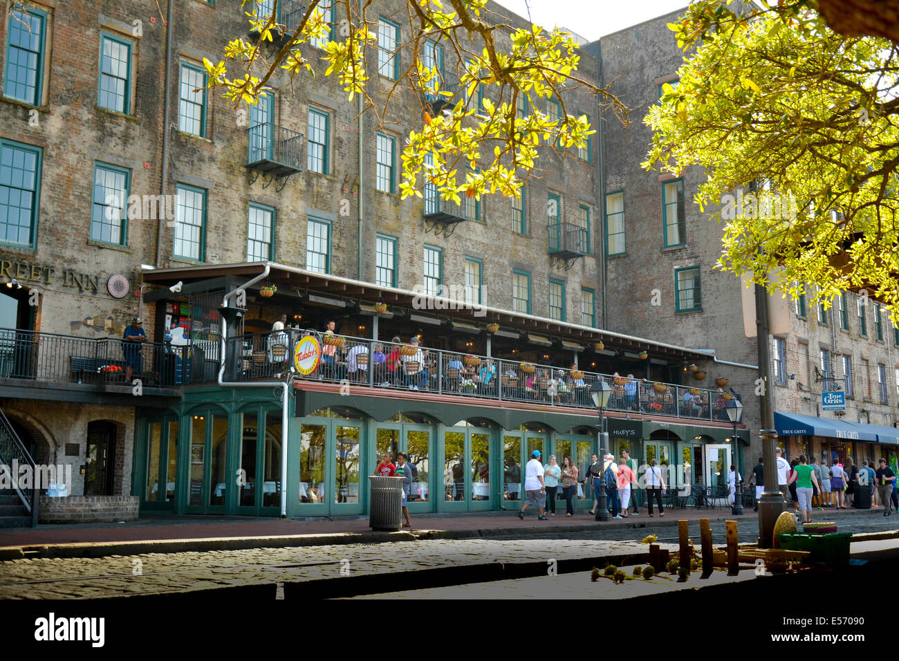 Restaurants enjoy many patrons at the Rousakis Riverfront Plaza, Savannah, GA, USA Stock Photo