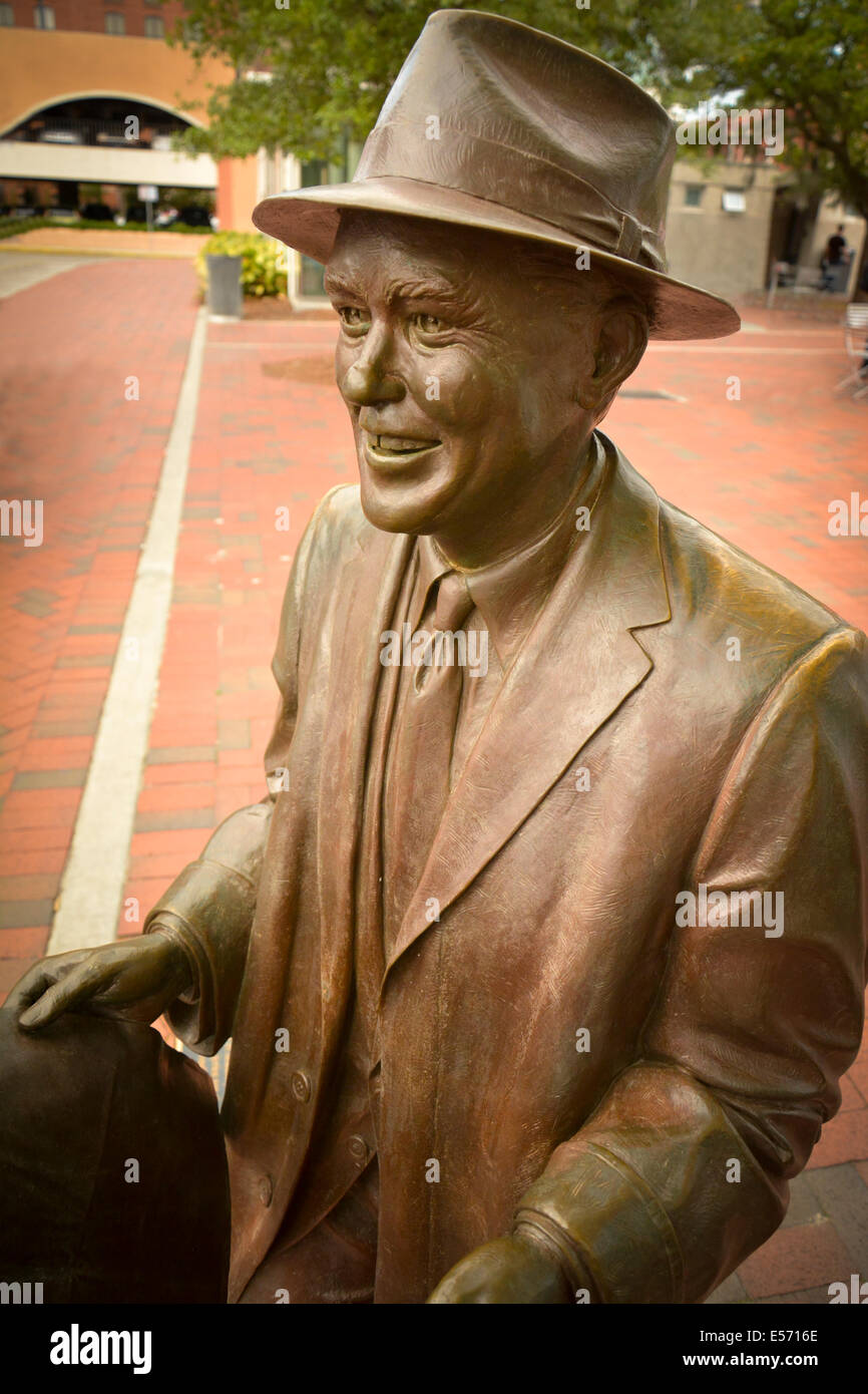 Bronze statue of Oscar-winning lyricist Johnny Mercer in Ellis Square in his hometown of Savannah, GA, USA Stock Photo