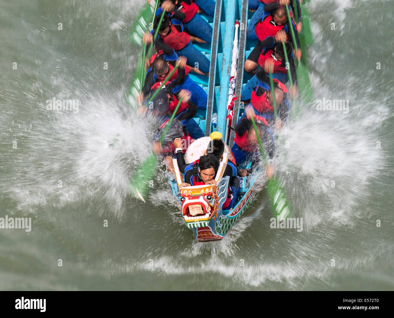 The coordinated and cooperative teamwork effort of a dragon boat team in the annual Dragon Boat race in Taipei, Taiwan Stock Photo