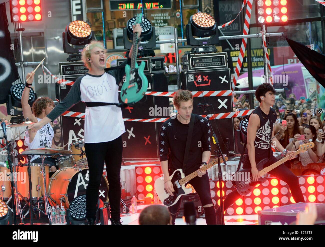 5sos and stage hi-res stock photography and images - Alamy