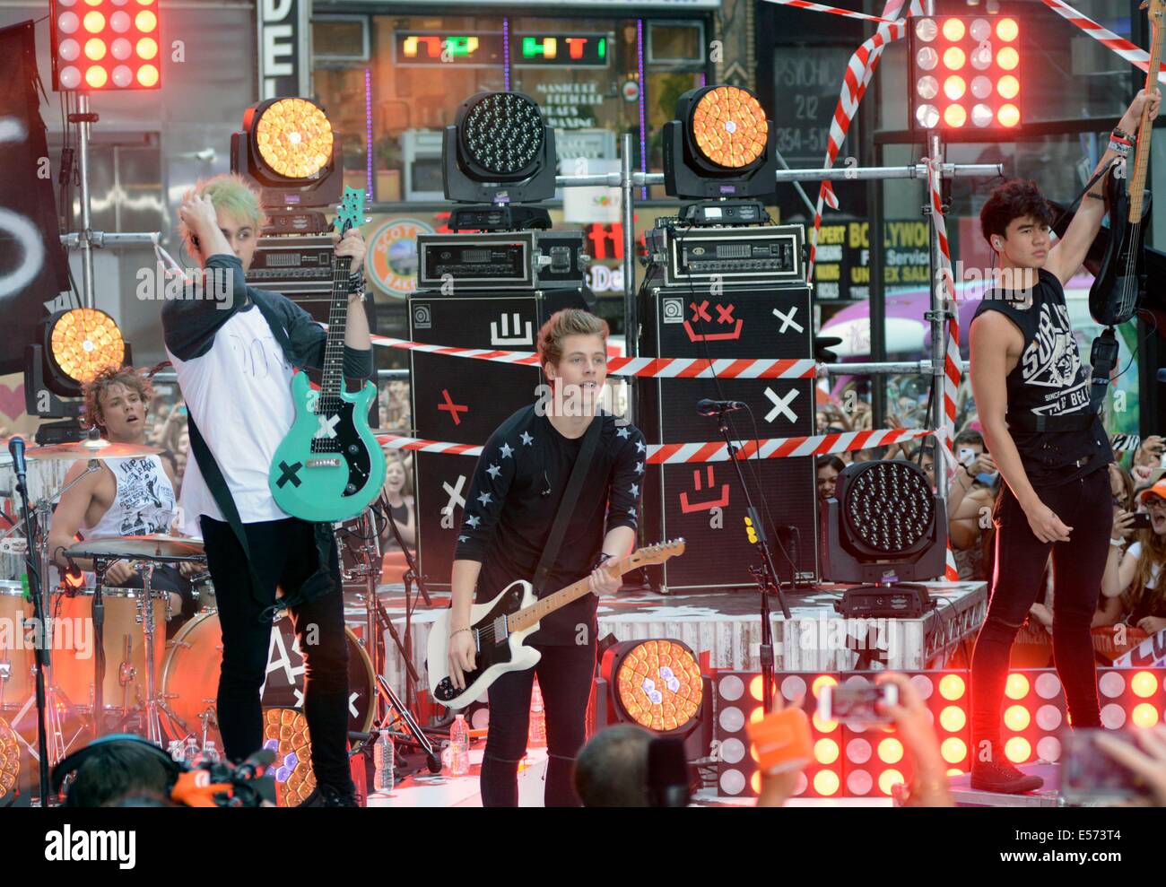 5sos and stage hi-res stock photography and images - Alamy