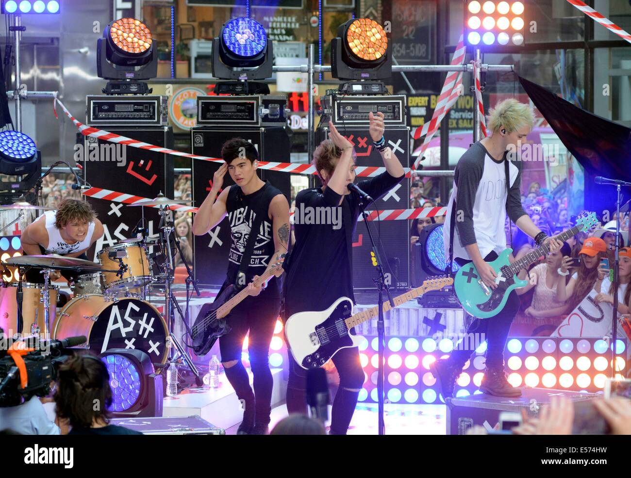 5sos and stage hi-res stock photography and images - Alamy