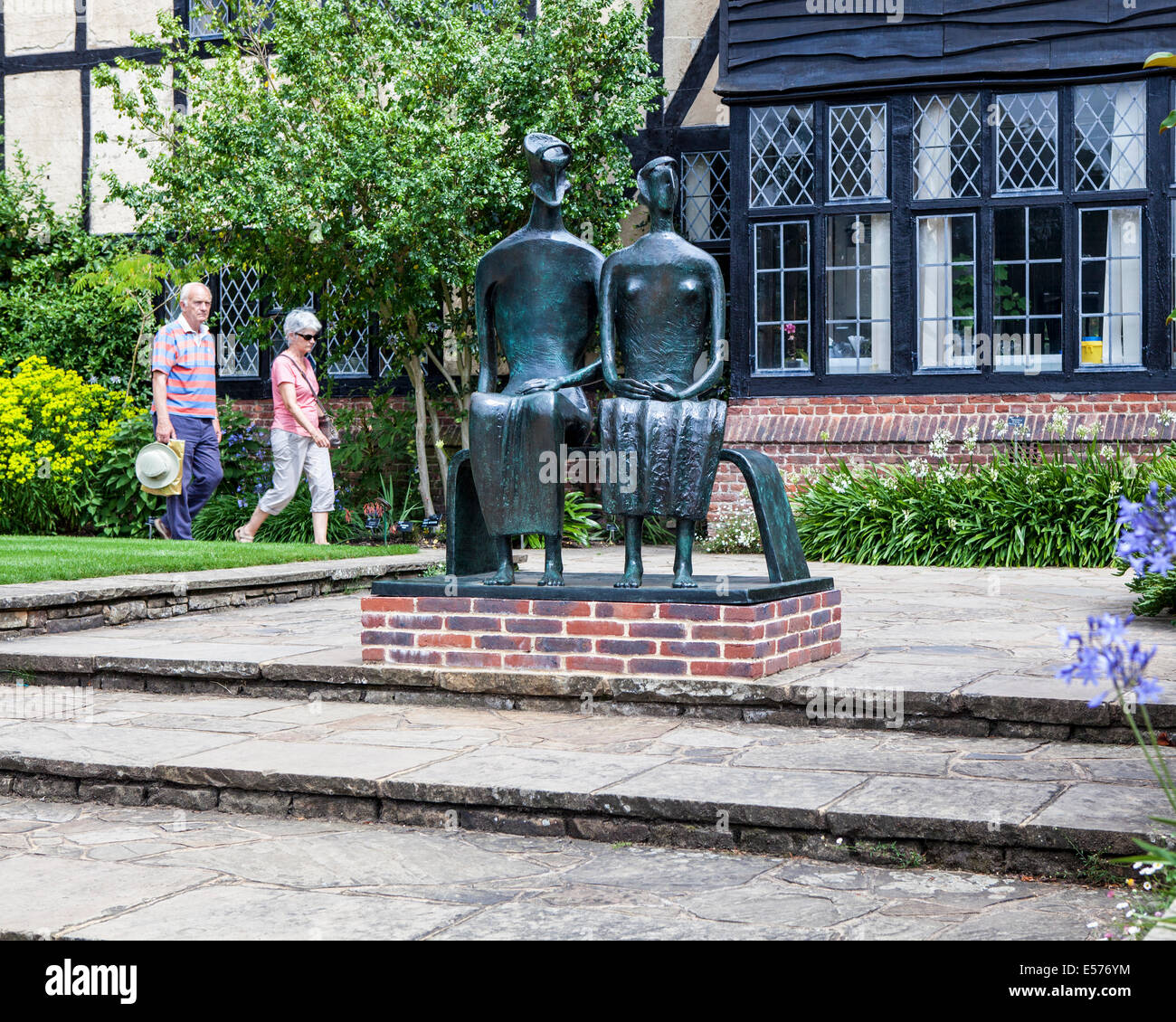 Henry Moore sculpture 'King and Queen' in front of laboratory at Wisley RHS Gardens, Surrey Stock Photo