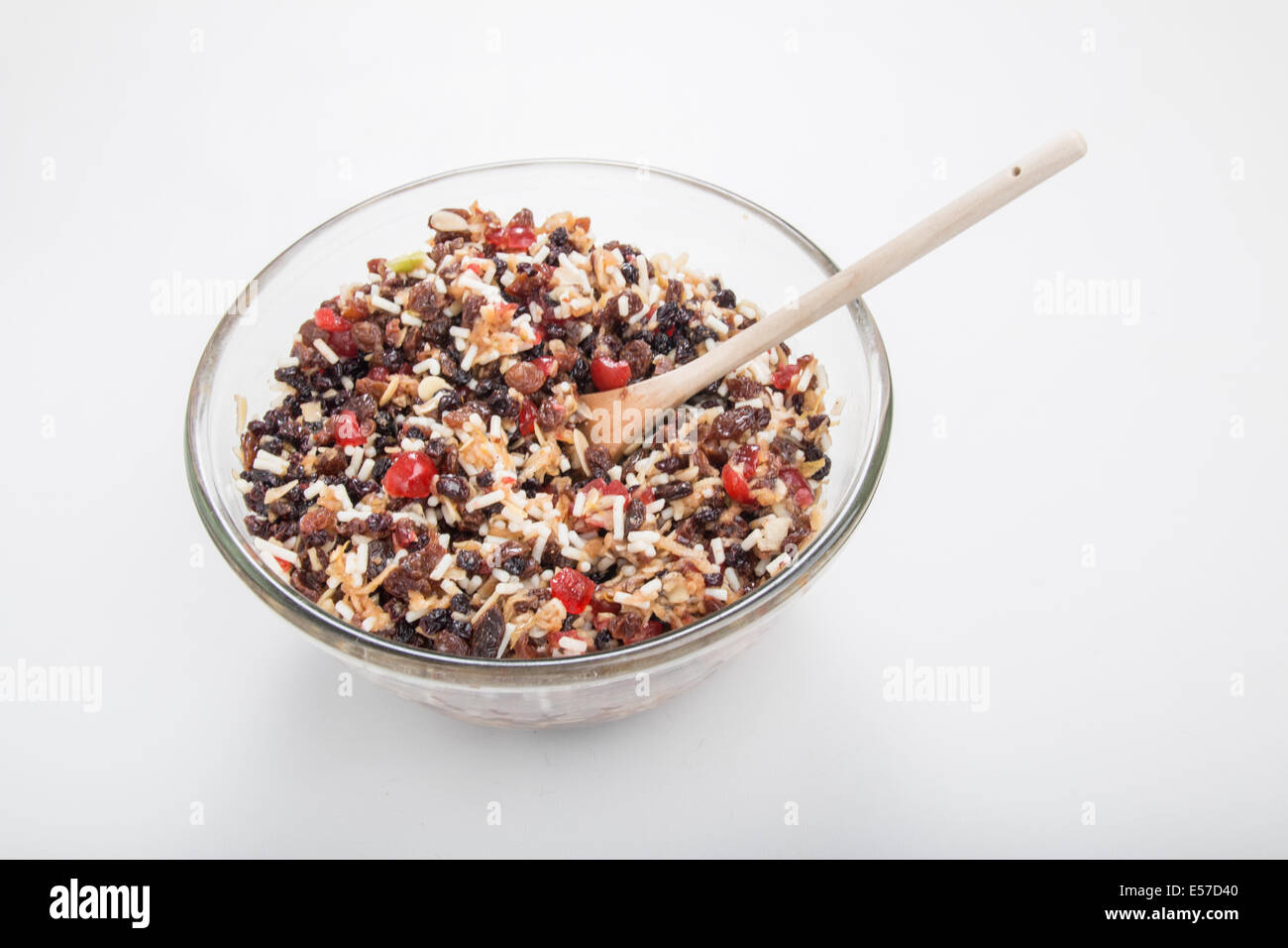 https://c8.alamy.com/comp/E57D40/making-traditional-mincemeat-in-a-mixing-bowl-with-wooden-spoon-ready-E57D40.jpg