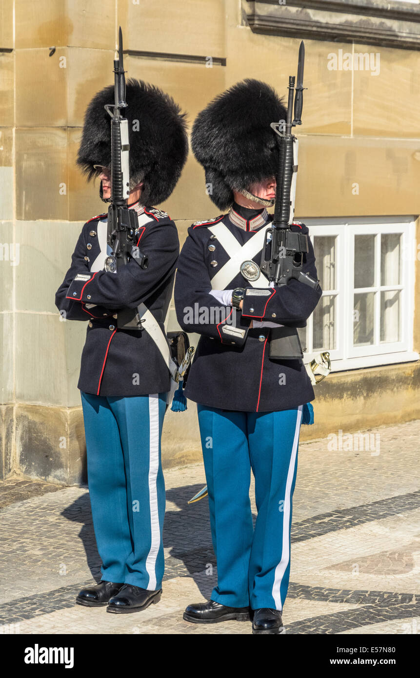 Royal guards at Amalienborg Palace, Copenhagen, Denmark Stock Photo - Alamy