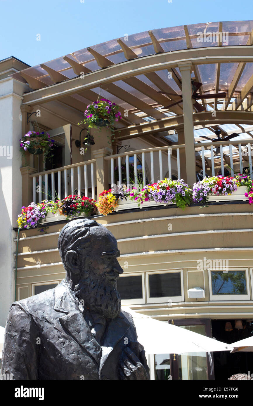 Statue of Sir Bernard Shaw,  Niagara on the Lake, ON Stock Photo