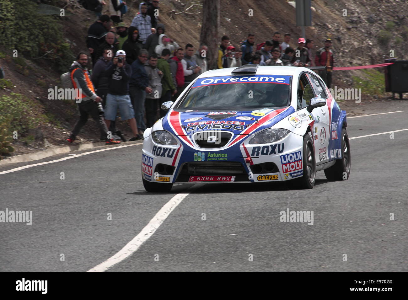 Spectators watching a Seat Leon rally competing in a special stage in the mountains of Gran Canaria, during the El Corte Ingles rallye, 2014. Stock Photo