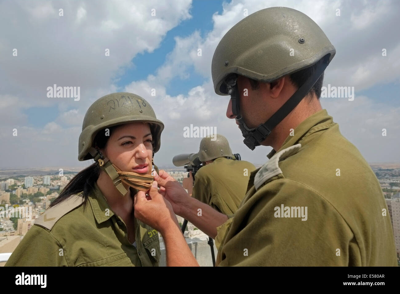 israeli-female-soldier-from-the-field-intelligence-corps-prepare-to-E580AR.jpg