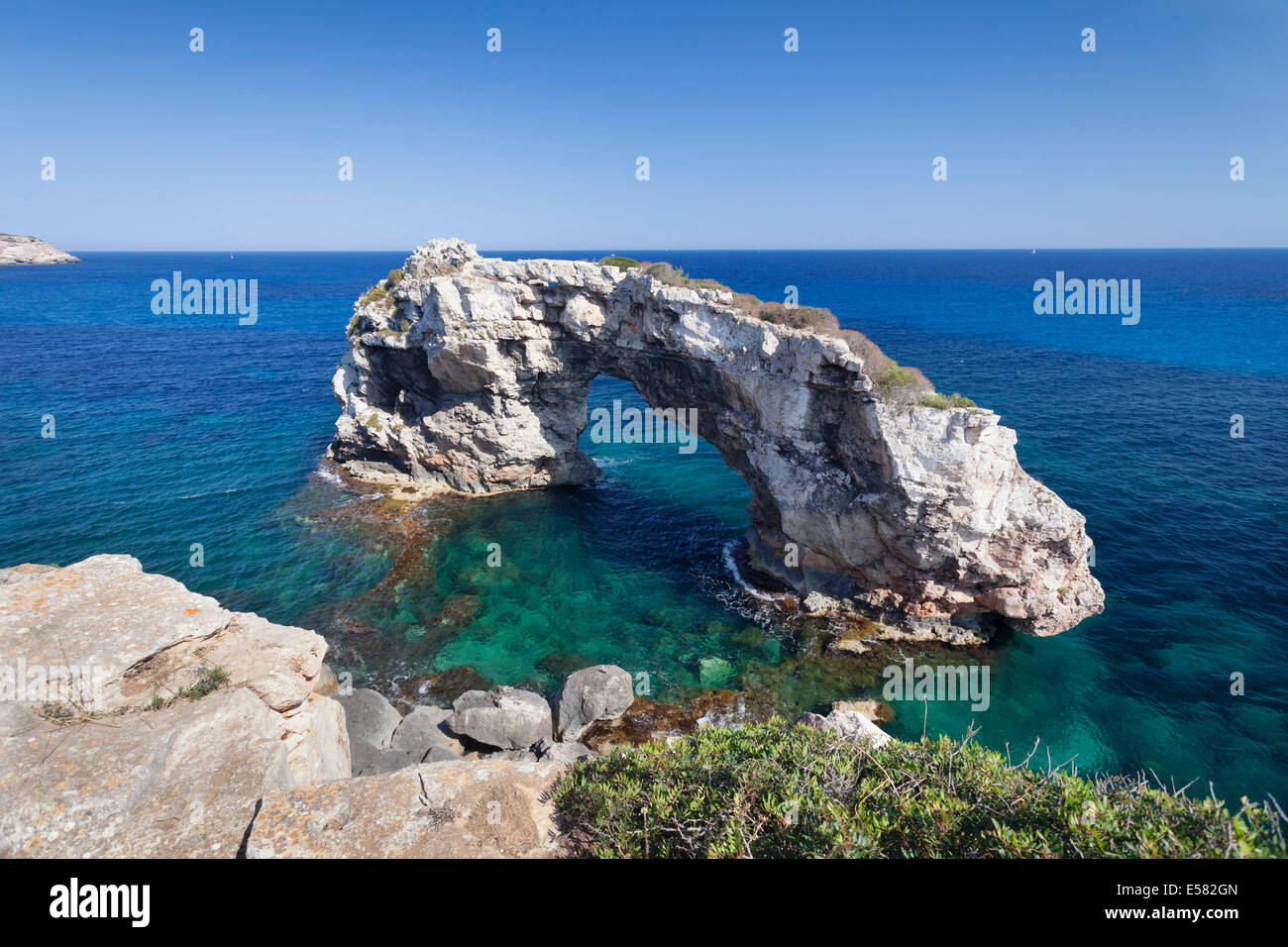 Es Pontas natural arch on the south-eastern coast, near Cala Santanyí, Majorca, Balearic Islands, Spain Stock Photo